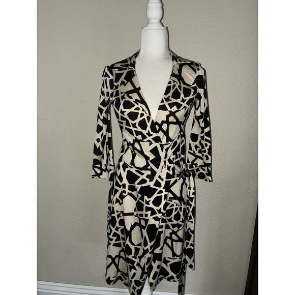 Diane Von Furstenberg Wrap Dress Size 4 Animal Print Black & Ivory Vintage Style - Picture 1 of 9